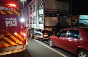 Jovem fica ferido após colisão em traseira de caminhão na BR-282 