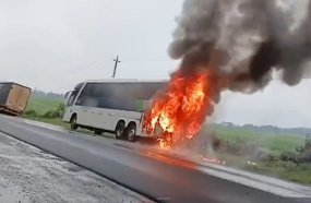 Incêndio em ônibus mobiliza Bombeiros no interior de Jaborá