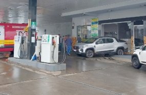 Mulher fica ferida após picape invadir conveniência de posto de combustível 