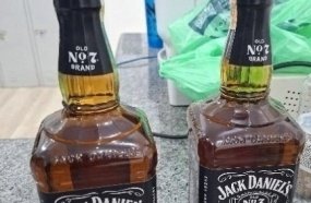 Homem é preso após tentar furtar litros de whisky em supermercado
