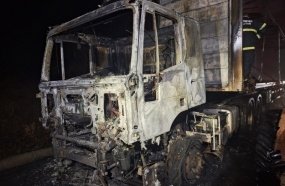 Carreta carregada com papelão e embalagens é destruída por incêndio na SC-120