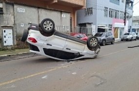 Condutora capota carro após colidir em veículos estacionados