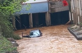 Carro com duas pessoas cai no Rio do Tigre em Joaçaba