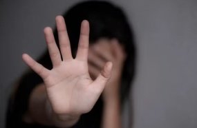 Homem é condenado a pagar R$ 75 mil em indenização por beijar menina à força