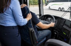 Motorista é demitida por justa causa após deixar namorado manobrar ônibus