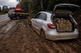 Motorista foge após veículo carregado com maconha atolar na BR-153