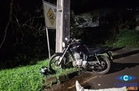Motociclista é socorrido com vários ferimentos após colisão contra poste