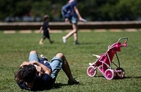Pais estão menos presentes na criação de filhos, aponta estudo
