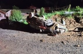 Saída de pista seguida de capotamento deixa três feridos na SC-451