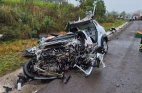 Mulher morre e passageiro fica preso às ferragens após colisão na BR-282