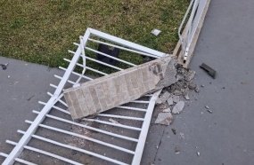 Motorista é preso por embriaguez após colidir contra muros de duas residências