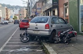 Veículo atinge carro e motocicletas após motorista passar mal ao volante em Joaçaba