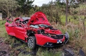 Colisão de carro em ônibus escolar deixa dois feridos na SC-350