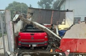 Picape derruba garagem após sair da pista e invadir terreno