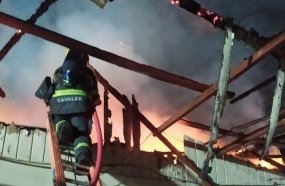 Incêndio de grandes proporções destrói casa de dois andares em Joaçaba