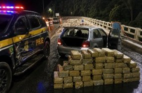 PRF apreende 200 kg de maconha após perseguição e batida em viatura na BR-282 
