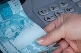 Trabalhadores nascidos em novembro e dezembro recebem abono salarial 