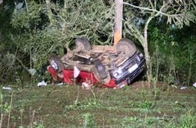 Mulher morre e homem fica ferido após caminhonete despencar em barranco