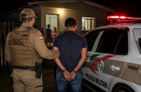 Homem embriagado é preso após Polícia Militar encontrar crianças sozinhas em casa