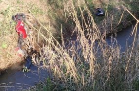 Motociclista fica ferido após cair em ribanceira durante perseguição policial