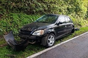Jovem fica ferida após capotar veículo ao desviar de animal na pista
