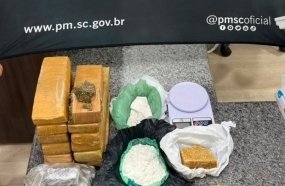 Homem é preso com arma e mais de 14 kg de drogas durante abordagem da PM