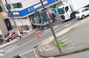 Caminhão desgovernado atravessa rua e invade supermercado em Herval d’Oeste