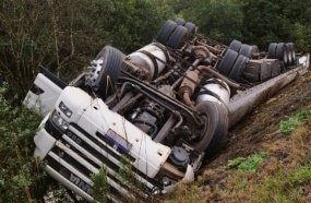 Mulher fica ferida após carreta sair da pista e tombar em barranco na BR-470
