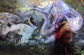 Pai e filhos morrem carbonizados após carro ser atingido por caminhão no Oeste