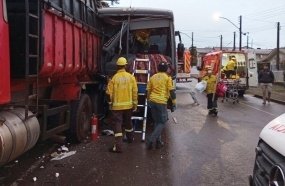 Acidente com ônibus que levava funcionários para frigorífico deixa 23 feridos 