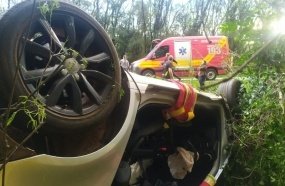 Mulher fica presa às ferragens após carro capotar em Erval Velho