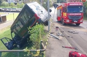 Van fica encavalada em cerca após colisão no centro de Videira