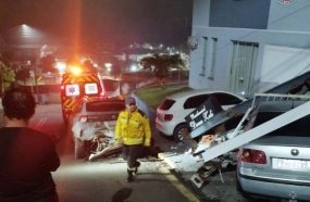 Carro sai da pista, atinge muro e bate em veículo estacionado