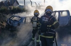 Carro e caminhonete pegam fogo após colisão em Santa Cecília 