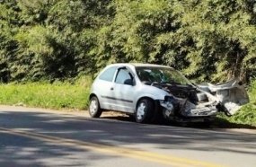Gestante fica ferida após colisão entre carro e caminhão na SC-355