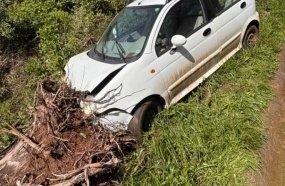 Veículo colide contra tronco de árvore após motorista sofrer crise de epilepsia