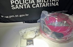 Morador encontra capacete com mais de 140 gramas de cocaína próximo da residência