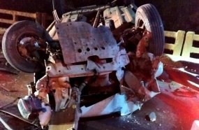 Motorista é socorrido após capotar veículo sobre a ponte da BR-282