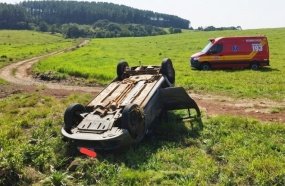 Mulher fica ferida após carro sair da pista e capotar na BR-470