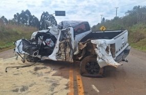 Motorista fica preso às ferragens após colisão entre caminhonete e caminhão na SC-120