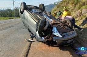 Duas mulheres ficam feridas após carro capotar no Contorno Viário 