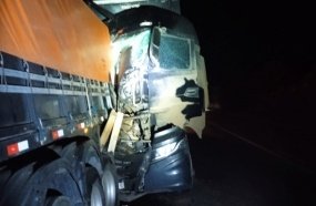 Colisão traseira entre caminhões deixa motorista ferido na BR-282