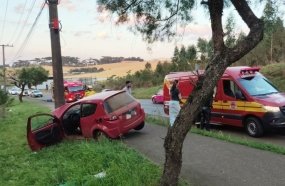 Condutora fica presa às ferragens após carro sair da pista e bater contra poste