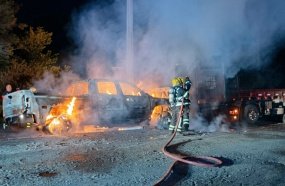 Caminhonete e caminhão pegam fogo após colisão entre os veículos
