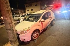 Mulher morre após carro colidir contra poste na madrugada deste sábado