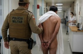 Homem é preso pela Polícia Militar após tirar a roupa e ficar nu no hospital