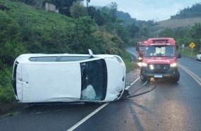 Jovem de 20 anos fica ferida após capotar veículo na SC-453