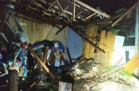 Queda de árvore destrói parte de residência no interior de Herval d'Oeste