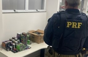 Casal é preso após ser flagrado com carga de cigarros eletrônicos na BR-282