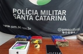 Perseguição a motocicleta termina com casal preso por tráfico na SC-467
